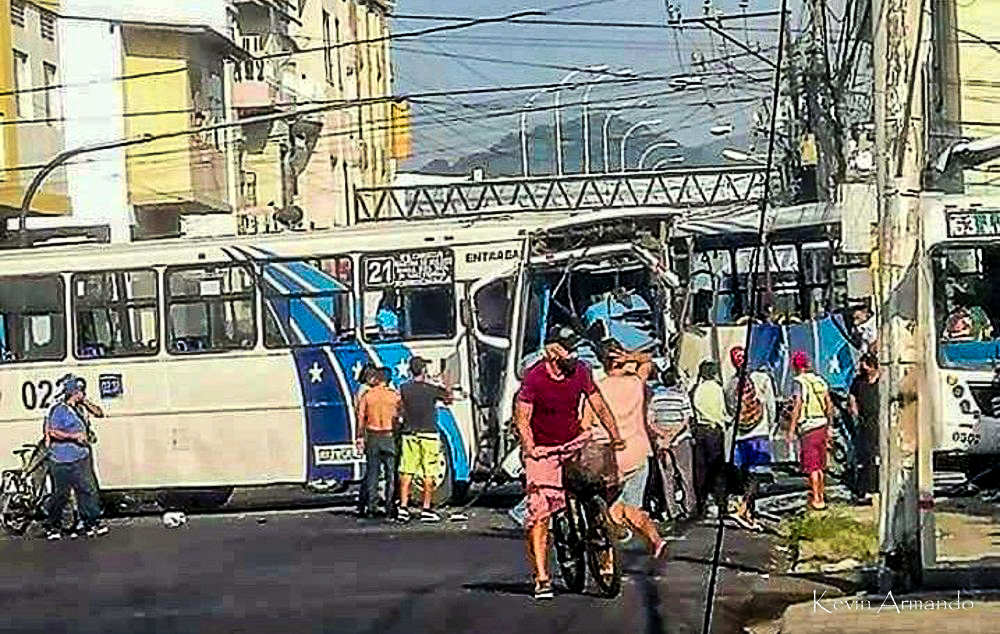VIDEO | Violento choque de dos buses en Guayaquil muestra la inseguridad vial y lo peligroso del exceso de velocidad