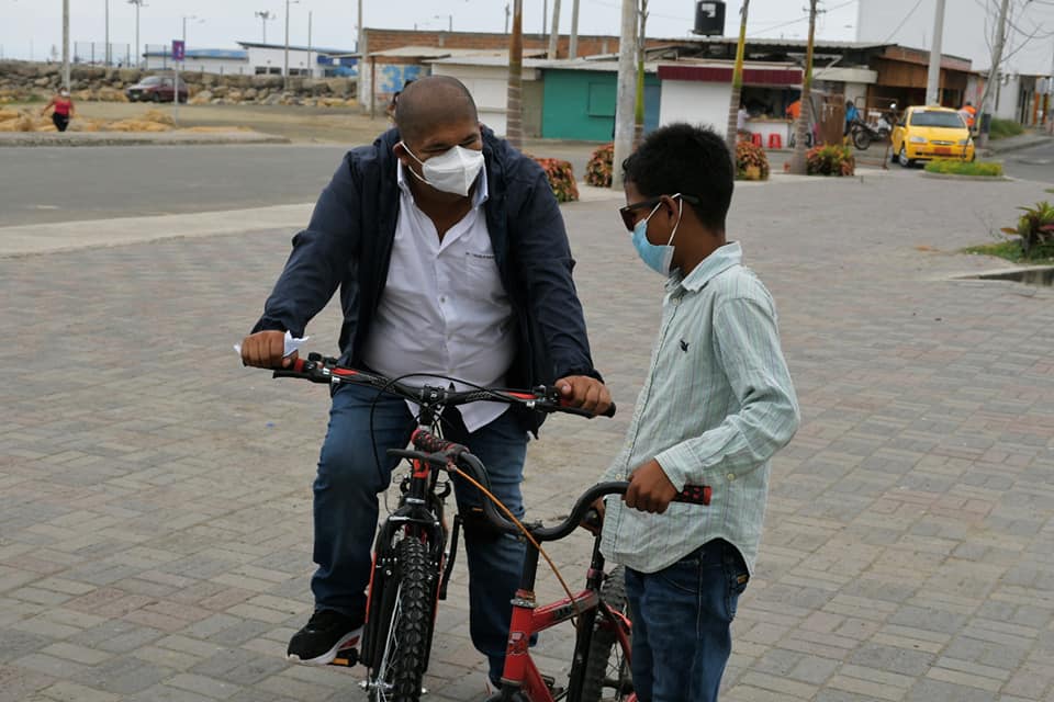 Juan, el niño de Jaramijó que pidió ayuda a su alcalde para reparar la bicicleta con la que ayuda a su familia
